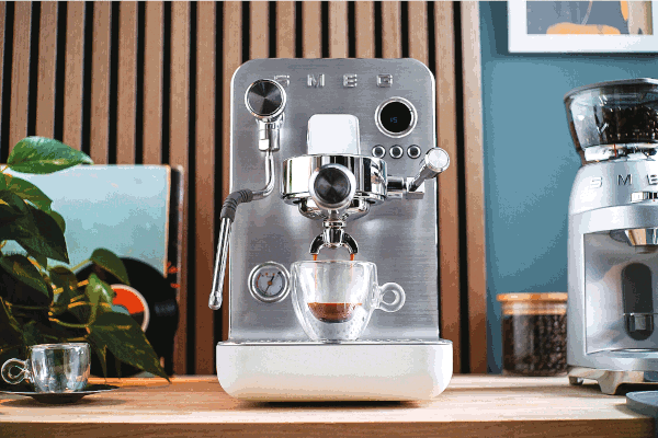 Ekspres do kawy kolbowy Smeg Minipro EMC02BLMEU